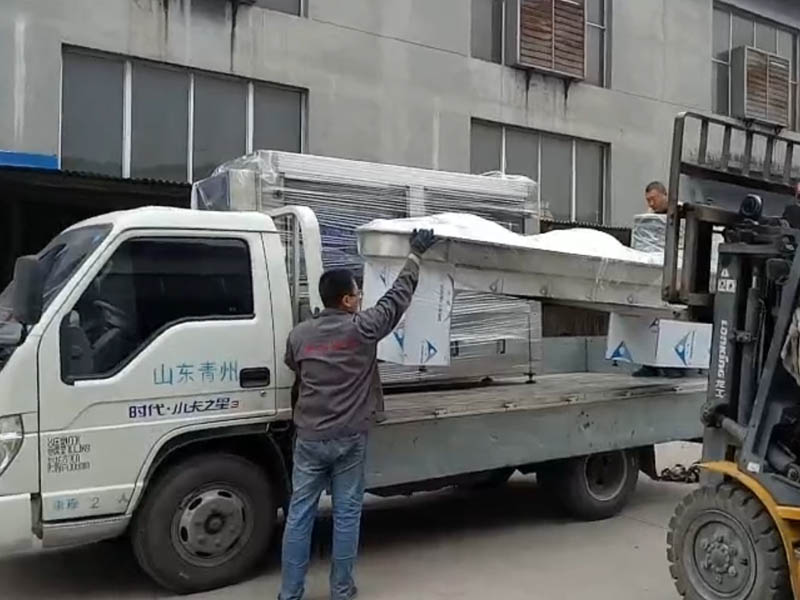 翻轉式洗瓶機+間控洗瓶機發往江西