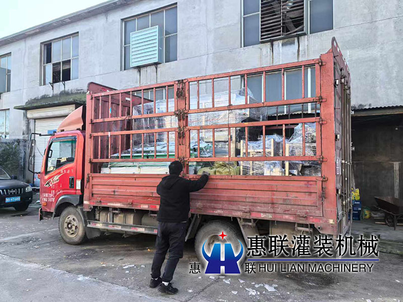 全自動灌裝洗瓶機出口發貨