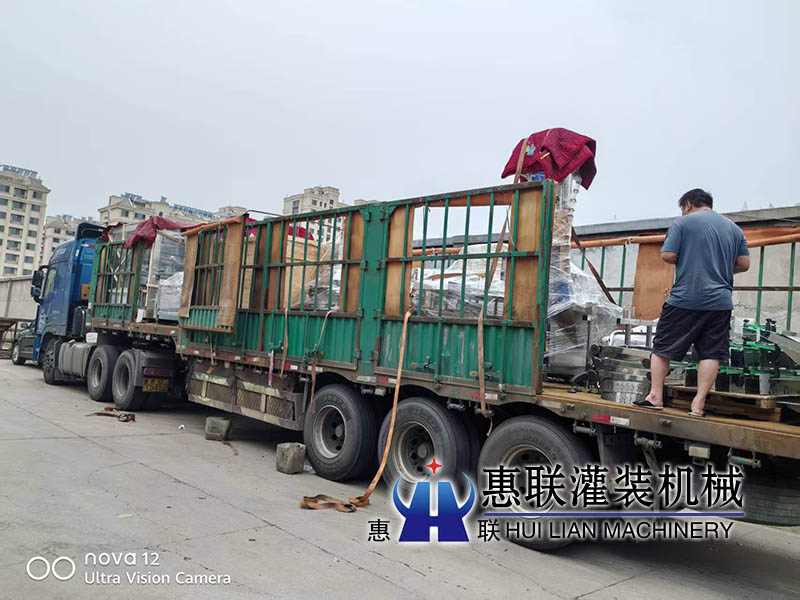 整套灌裝生產(chǎn)線洗瓶機發(fā)往貴州