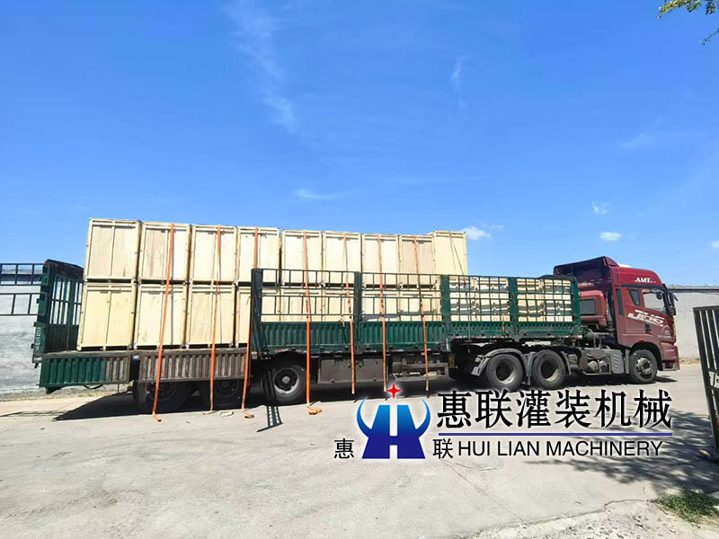 41臺(tái)洗瓶機(jī)出口發(fā)貨現(xiàn)場(chǎng)