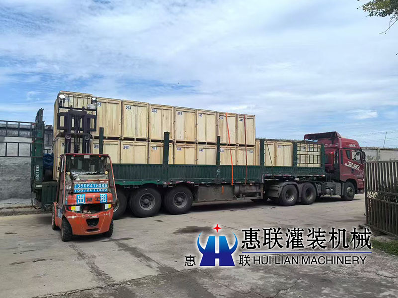 81臺(tái)洗瓶機(jī)出口裝箱發(fā)貨